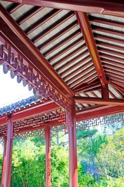 Parlak güneş ışığı altında geleneksel mimariyi destekleyen tahta kirişler.