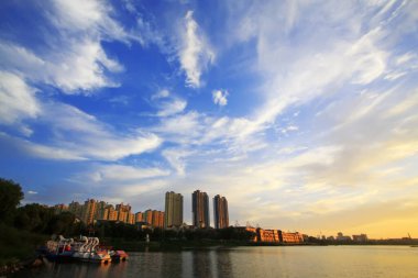 Akşamları nehir manzarası, fotoğraflara yakın.