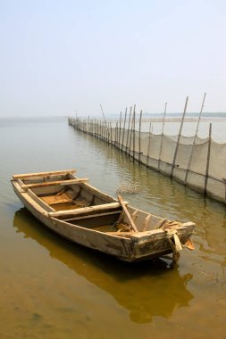 Kırık tahta kazıklar ve ağlar, fotoğrafa yakın çekim.