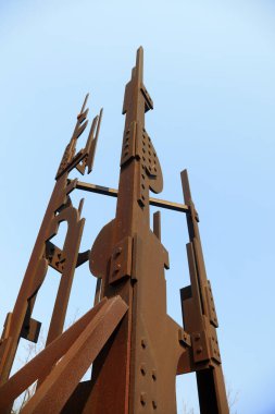 Oksitlenmiş paslı metal parçaları.