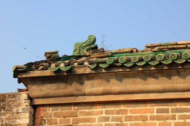 Kırık camlı kiremit duvarlar