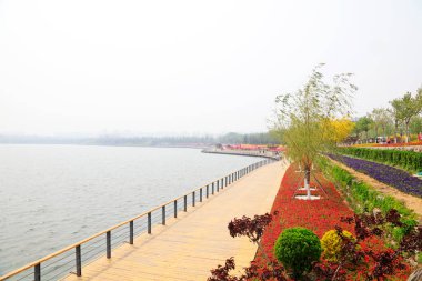 Çiçek yatakları ve göletler