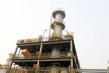 Damıtma ekipmanı boru hattı, fotoğrafa yakın çekim.