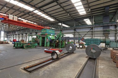 Çelik ve makineleri atölyede soyun.