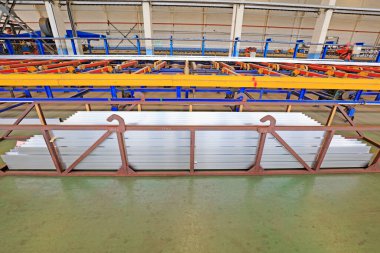 Üretim atölyesindeki alüminyum alaşım tabakası