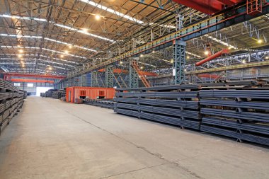Çelik ürünler depoda.