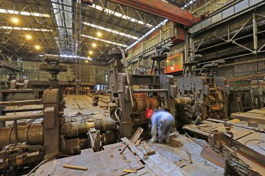 işçilerin makineleri ve ekipmanları elden geçirmesi