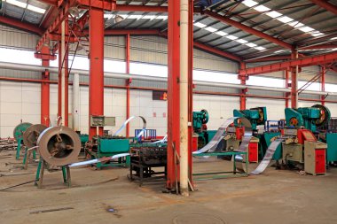 Maça kağıdı üretim hattını boşaltıyor