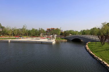 Parktaki taş köprü