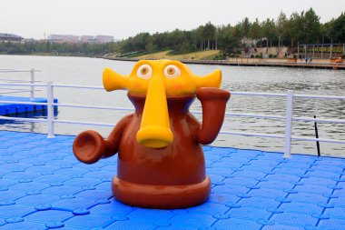 Büyük burunlu hayvan plastik şamandırada modellik yapıyor.