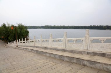 Taş köprü korkuluğu.