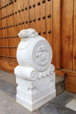 Chin 'de geleneksel kaya kapı taşı