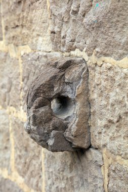 Kaya duvarında ip delici.