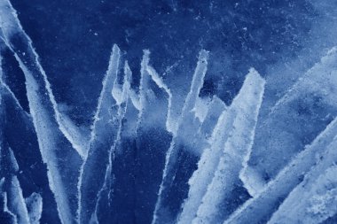 buz üzerinde çatlaklar