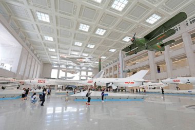 Pekin - 28 Haziran 2019: Sergi salonunda savaşçılar ve füzeler, Çin Halk Devrimci Askeri Müzesi, Pekin, Çin