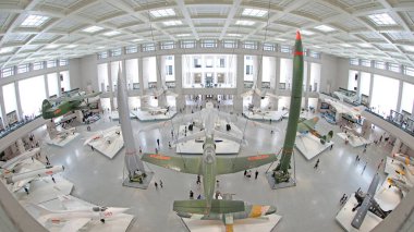 Pekin - 28 Haziran 2019: Sergi salonunda savaşçılar ve füzeler, Çin Halk Devrimci Askeri Müzesi, Pekin, Çin