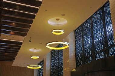 Tavanda halka şamdanları