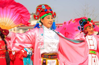 LUANNAN COUNTY - 2 Mart 2015 'te geleneksel Çin usulü Yanko dans gösterileri meydanda, Luannan County, Hebei, Chin