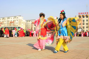LUANNAN COUNTY - 2 Mart 2015 'te geleneksel Çin usulü Yanko dans gösterileri meydanda, Luannan County, Hebei, Chin