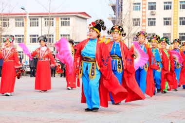 LUANNAN COUNTY - 26 Şubat 2015 'te geleneksel Çin tarzı Yanko dans gösterileri, Luannan County, Hebei Eyaleti, Çin
