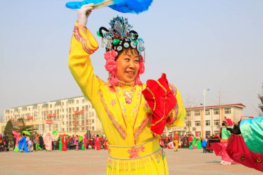 LUANNAN COUNTY - 6 Mart 2015 'te geleneksel Çin usulü Yanko dans gösterileri meydanda, Luannan County, Hebei, Chin