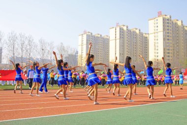 LUANNAN COUNTY - 14 Nisan 2015, Luannan County, Hebei Eyaleti, Chin, Çin atletizm toplantısında grup jimnastik performansı