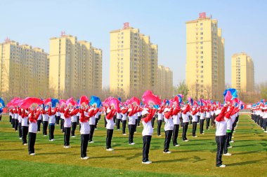 LUANNAN COUNTY - 14 Nisan 2015, Luannan County, Hebei Eyaleti, Chin, Çin atletizm toplantısında grup jimnastik performansı