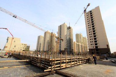 Bir inşaat sahasında ahşap ve çelik boru iskelesi.