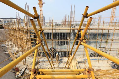 İnşaat alanında çelik boru iskelesi.