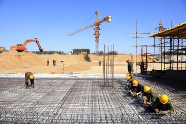 Luannan County - 28 Eylül 2016 'da inşaat işçileri ve kule vinci, 28 Eylül 2016' da, Luannan County, Hebei, Çin