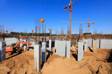 İnşaat alanında beton sütunlar