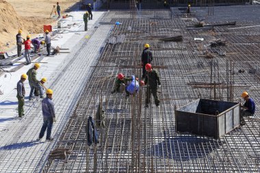 İnşaat işçileri olay yerinde.