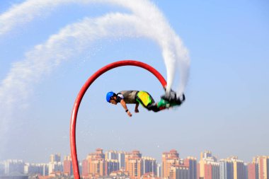 Su, parkta performans sergiliyor.