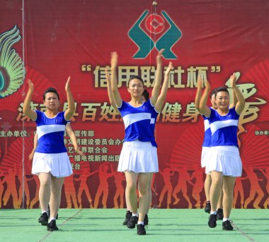 Luannan İlçesi - 17 Haziran 2015: Meydanda fitness dansı gösterileri, 17 Haziran 2015, Luannan Bölgesi, Hebei Bölgesi, Çin
