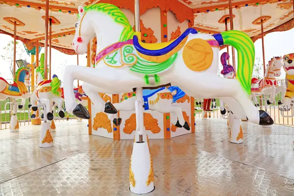 Lunaparkta hayvan modelliği için rota tesisi