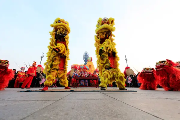 Tangshan City - 20 Şubat 2018: Parks, Tangshan City, Hebei, Chin 'de aslan dansı gösterisi