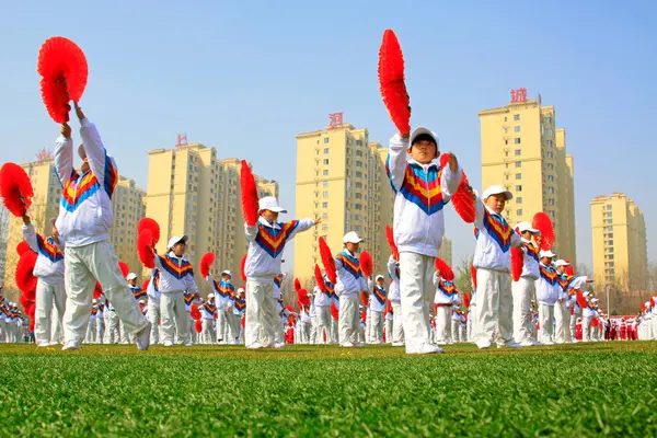 LUANNAN COUNTY - 14 Nisan 2015, Luannan County, Hebei Eyaleti, Chin, Çin atletizm toplantısında grup jimnastik performansı