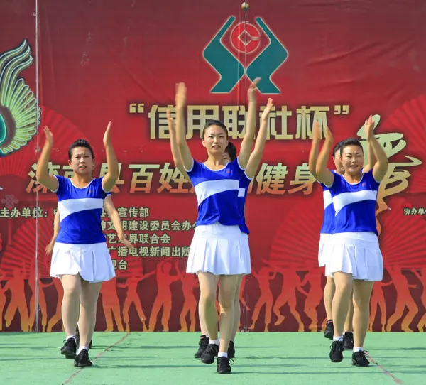 Luannan İlçesi - 17 Haziran 2015: Meydanda fitness dansı gösterileri, 17 Haziran 2015, Luannan Bölgesi, Hebei Bölgesi, Çin