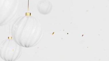 Yeni yıl beyaz takıları, düşen altın parıltıları ve Noel süslemeleri ile döner ve sallanır. Gerçekçi 3d görüntüleme topları beyaz arkaplan üzerinde döngü oluşturulabilir canlandırma.