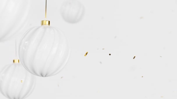 除夕之夜 白色的灯罩轮流摆动 金光闪闪 圣诞装饰品飘落 现实的3D渲染球在白色背景下的易碎动画 — 图库视频影像