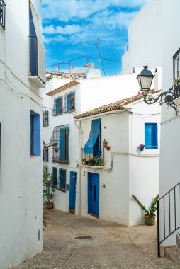 Klasik eski beyaz evleri olan tarihi Altea kasabasının büyüleyici eski caddeleri. 