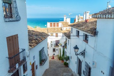 Klasik eski beyaz evleri olan tarihi Altea kasabasının büyüleyici eski caddeleri. 