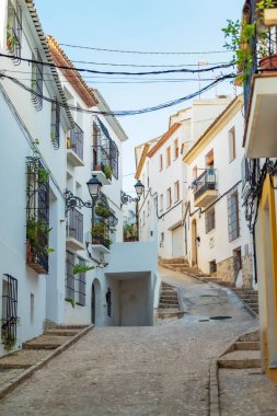 Klasik eski beyaz evleri olan tarihi Altea kasabasının büyüleyici eski caddeleri. 