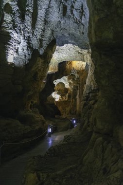 Benidoeig, Valencia 'daki Cueva de las Calaveras, kafataslarından oluşan bir mağaranın içi..