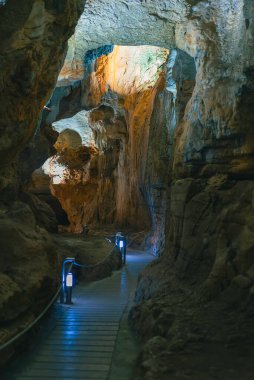 Benidoeig, Valencia 'daki Cueva de las Calaveras, kafataslarından oluşan bir mağaranın içi..