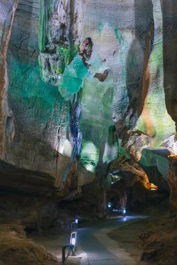 Benidoeig, Valencia 'daki Cueva de las Calaveras, kafataslarından oluşan bir mağaranın içi..