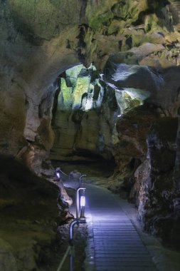 Benidoeig, Valencia 'daki Cueva de las Calaveras, kafataslarından oluşan bir mağaranın içi..