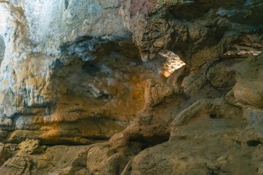 Kafatası mağaralarında jeolojik yapılar ve kireçtaşı oluşumları Benidoeig, Valencia 'da Cueva de las Calaveras