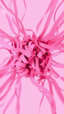Bir demet pembe çizgili çizgi birbirine karışmış animasyon. Parlak iplikler katlanıyor. 3D canlandırma canlandırması. Dikey video.