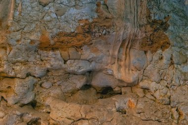 Benidoeig, Valencia 'daki Cueva de las Calaveras kafatası mağaralarının duvarlarını kapatın..